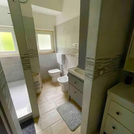 Casamore Privacy E Panorama Comodo A Tutti I Servizi Silenzioso Posto Auto E Box Per Auto Piccole E Moto, Si Accede Attraverso Scale