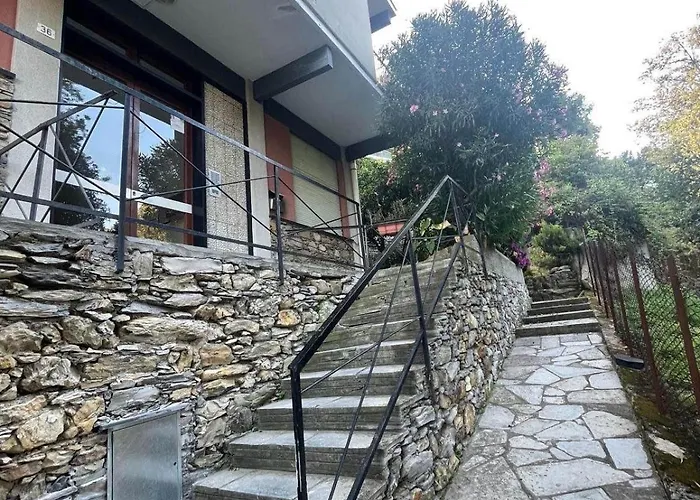 Casamore Privacy E Panorama Comodo A Tutti I Servizi Silenzioso Posto Auto E Box Per Auto Piccole E Moto, Si Accede Attraverso Scale